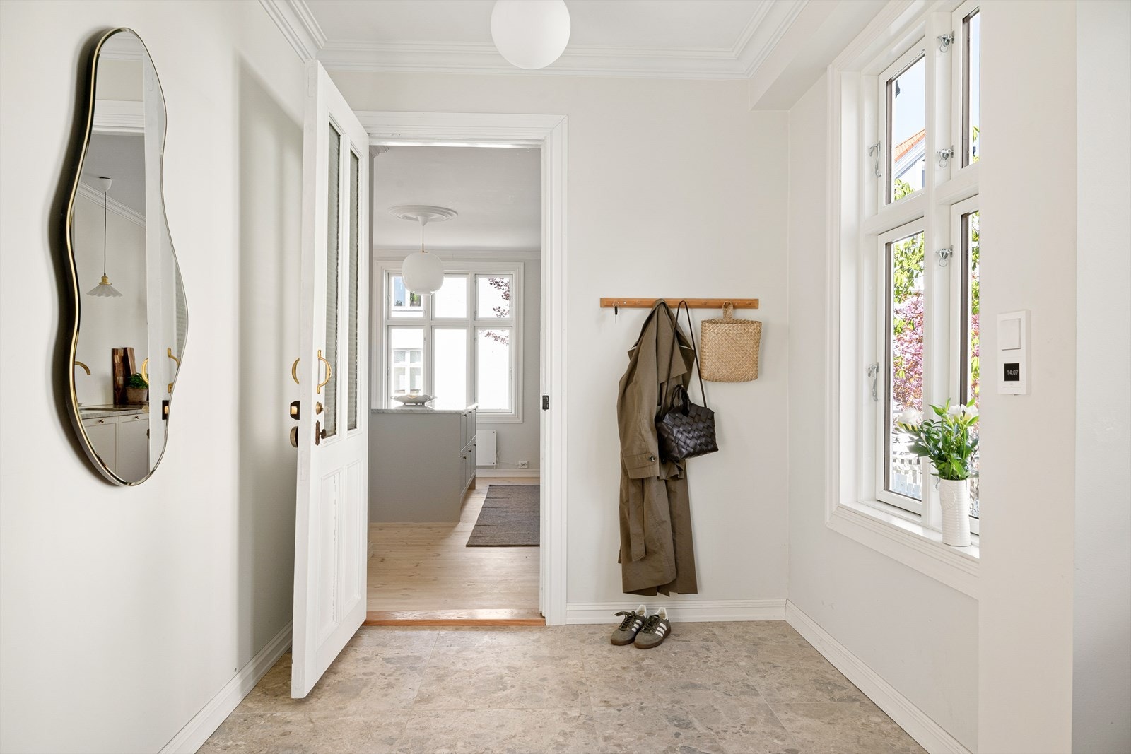 Legg merke til den nydelige, originale døren med integrert ringeklokke. Fra når boligen en gang var tomannsbolig. Galleribilde