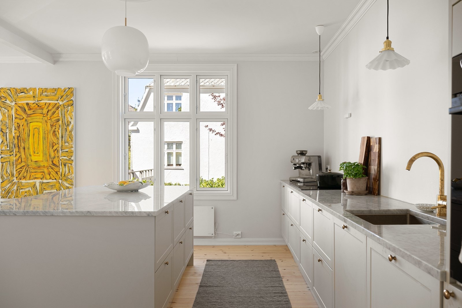 Benkeplate i Bianco Carrara-stein. Vask og blandebatteri fra Tapwell. Galleribilde