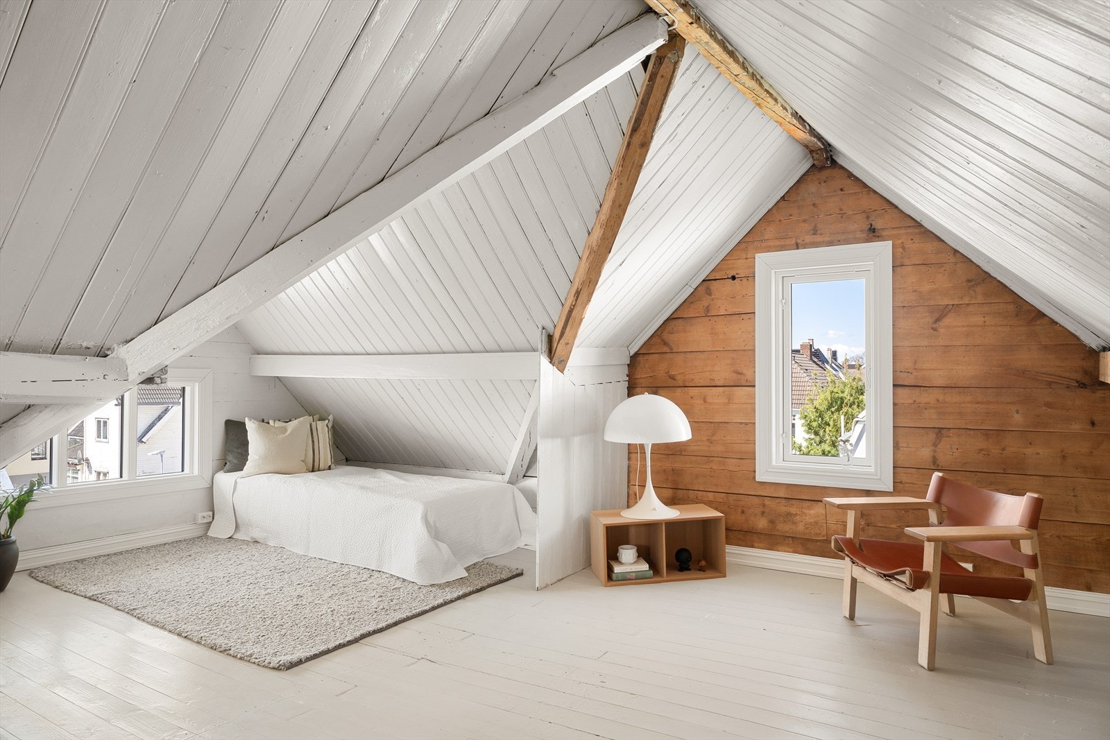 I loftsetasjen finner man en hyggelig loftstue, et perfekt rom for de minste, som hjemmekontor eller når man ønsker et rolig sted for avkobling. Galleribilde