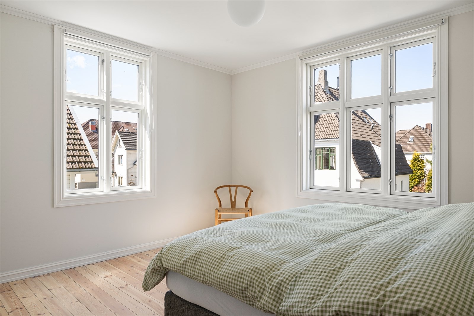 Rommet er av meget god størrelse, og virkelig et definert hovedsoverom, som så mange drømmer om. Galleribilde