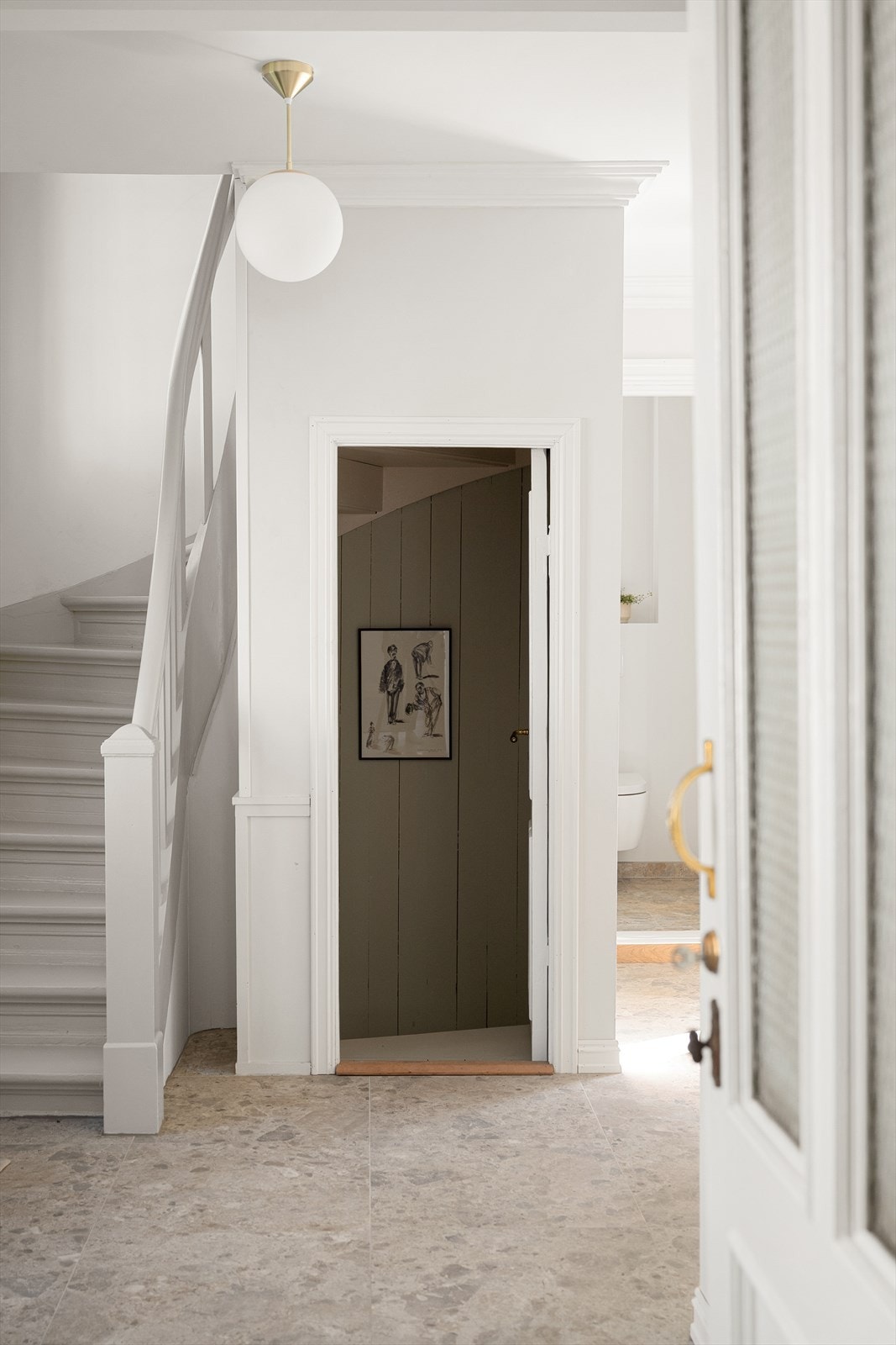 Nedgang til kjeller. Det er klargjort for vaskemaskin både i kjeller og på bad i 1. etasje. Galleribilde