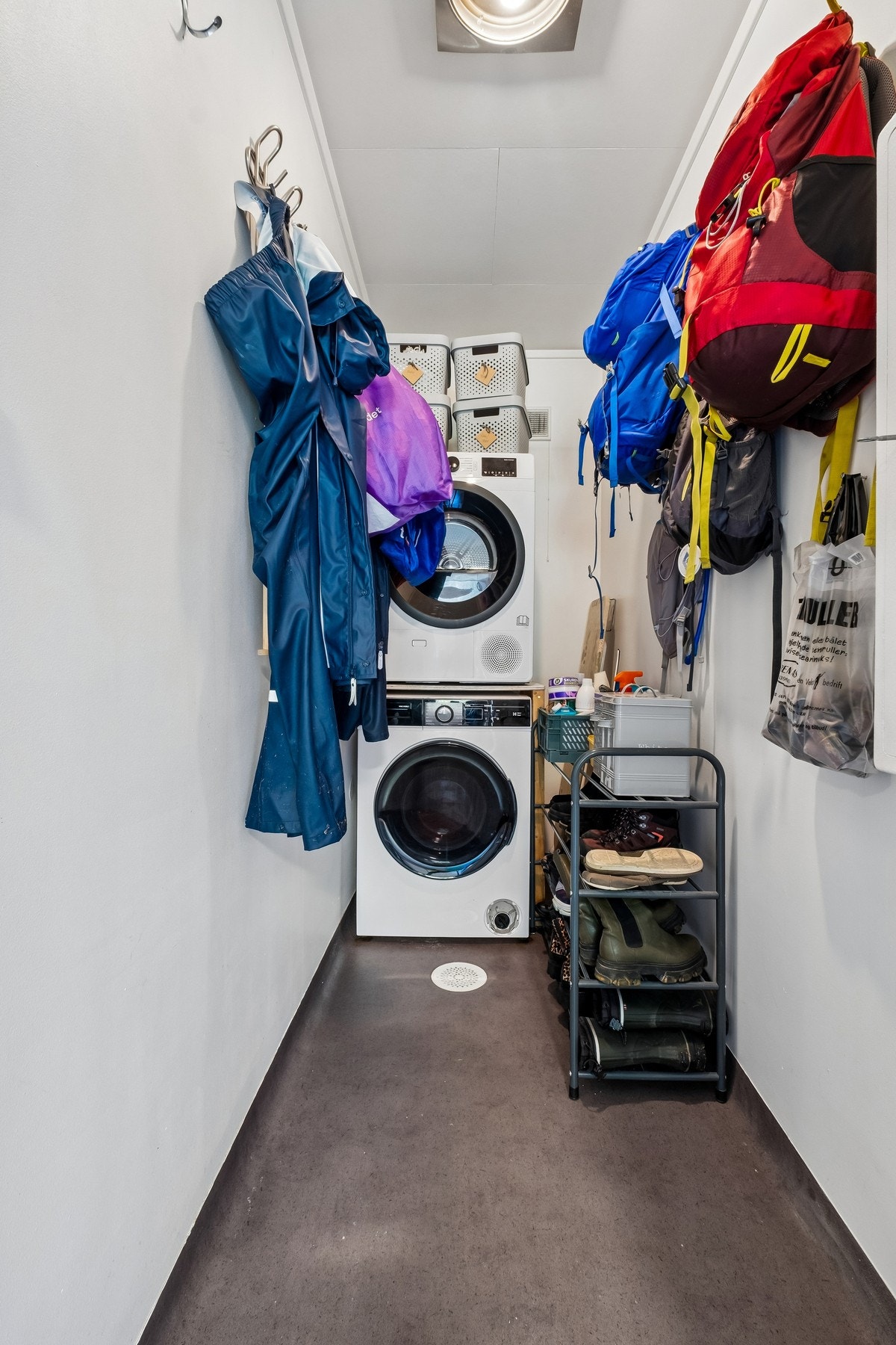 Praktisk vaskerom. Opprinnelig var rommet trapp ned til underetasje. Rommet er ikke bruksendret og det boligen er per dags dato ikke godkjent for to separate bruksenheter Galleribilde