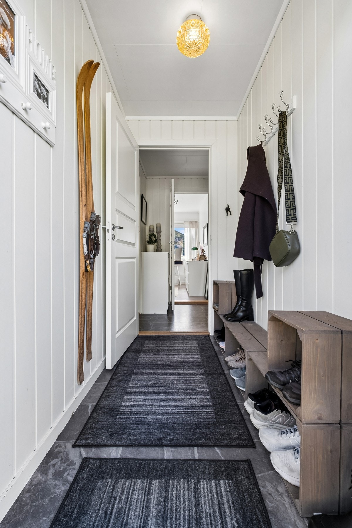Entrè med plass til å henge fra seg yttertøy og sko Galleribilde