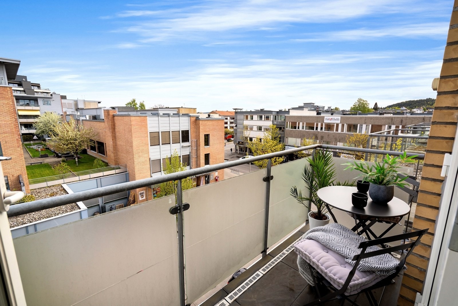 Balkong med sol og utsikt fra 4. etasje. Galleribilde