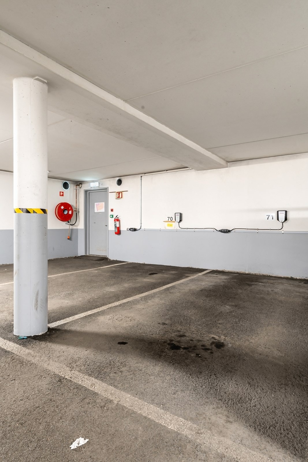 Fast garasjeplass i felles parkeringsanlegg. Galleribilde