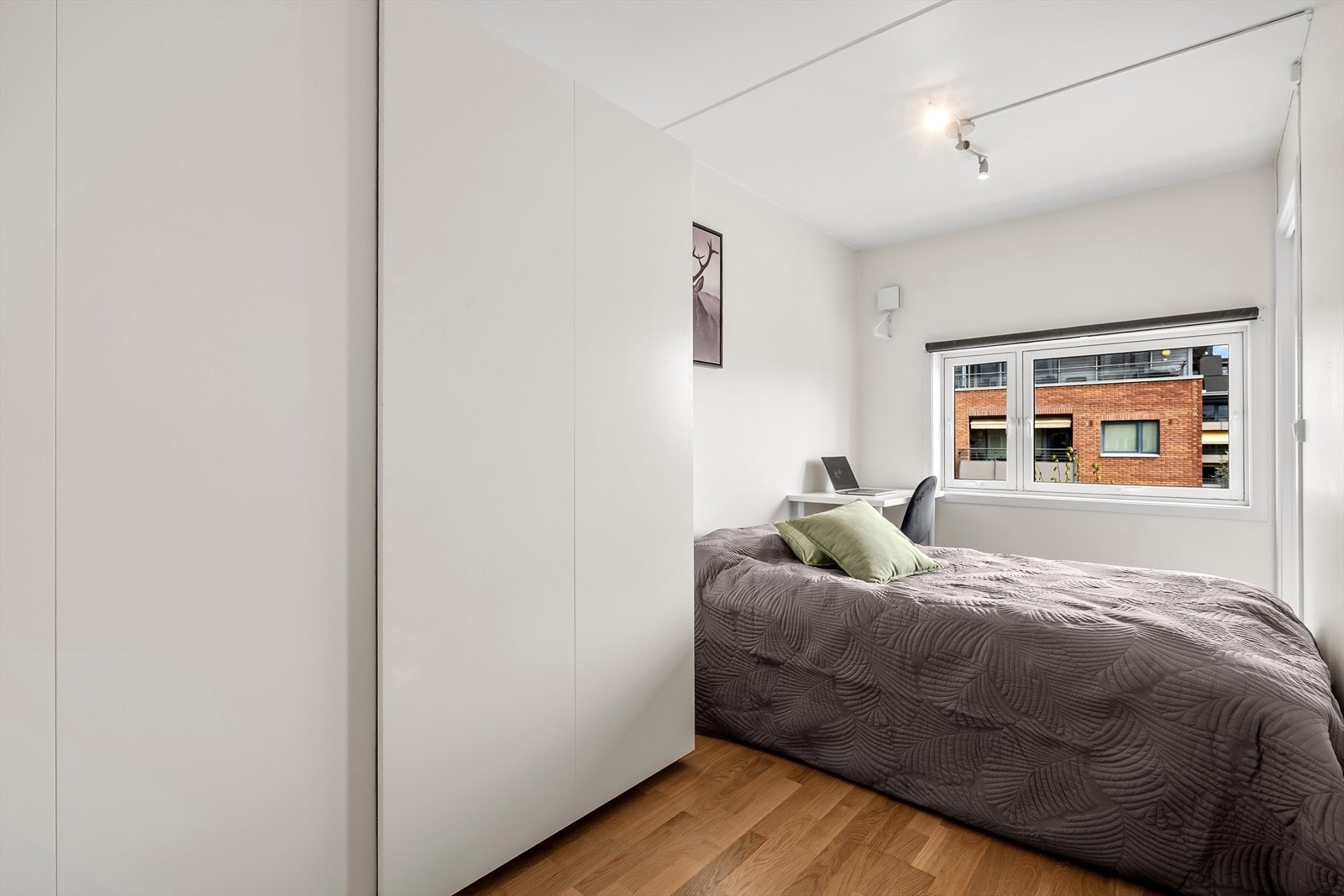 Soverom med garderobeskap og plass til hjemmekontoret. Galleribilde
