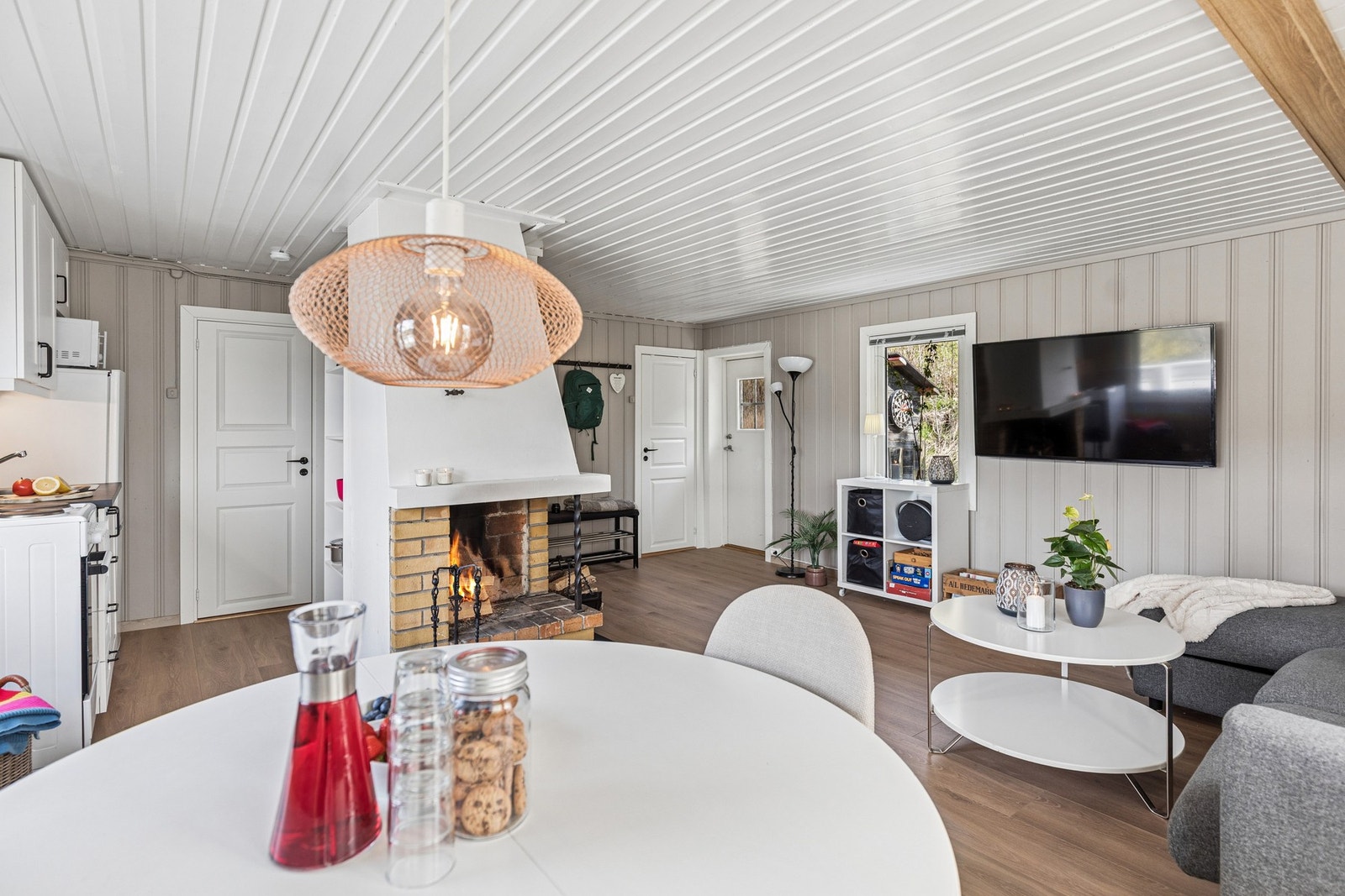 Her er det god plass til både spisebord og sofa. Galleribilde