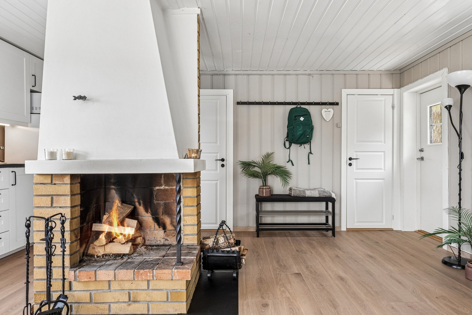 Åpen peis i tillegg til peisovn. Galleribilde
