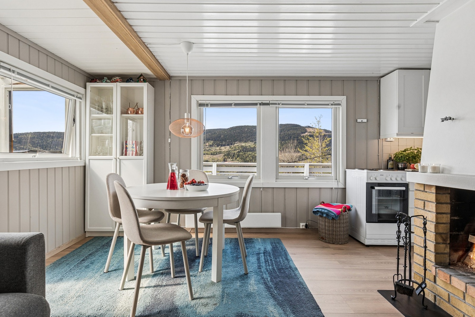Stue og kjøkken gir rikelig med møbleringsmuligheter. Galleribilde