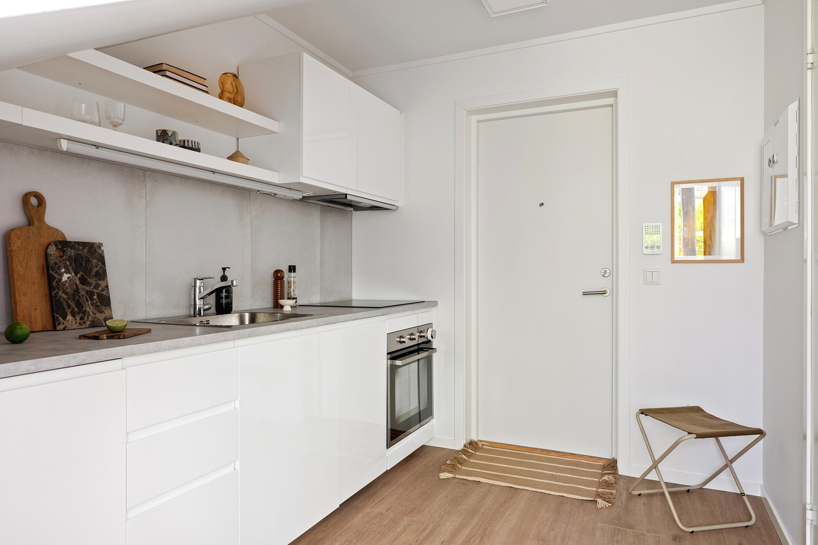 Lysmalte overflater og laminat på gulv er gjennomgående for hele leiligheten med unntak av bad. Galleribilde