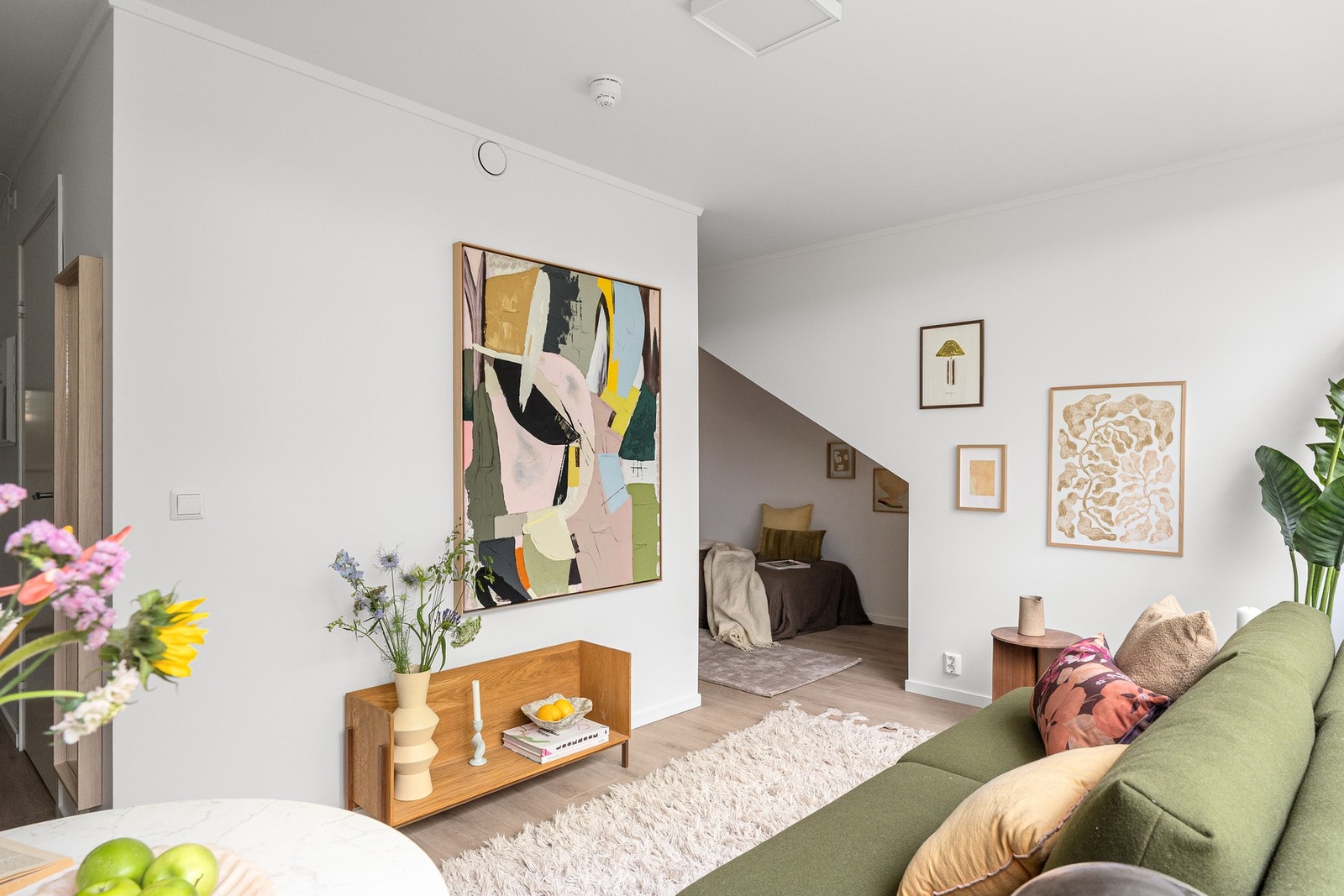Leiligheten har en god planløsning med plass til sofagruppe og mediemøblement. Galleribilde