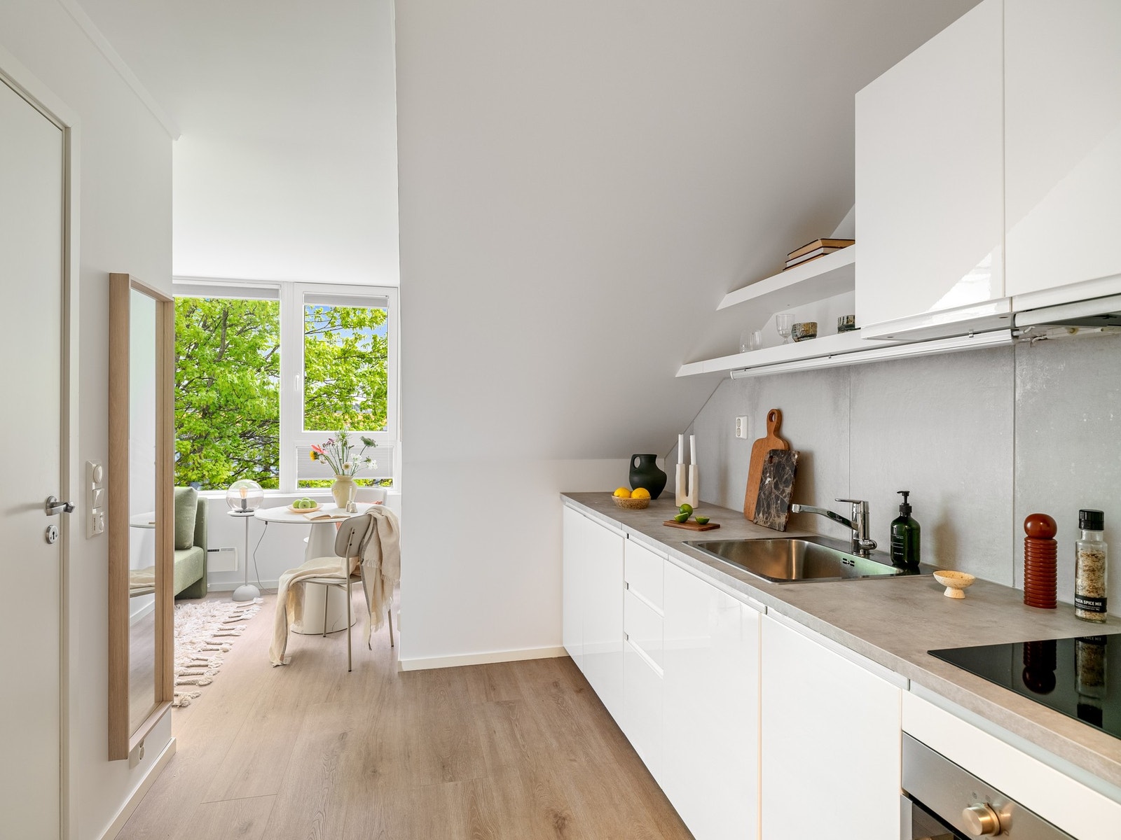 Tidsriktig glatt innredning fra IKEA. Galleribilde