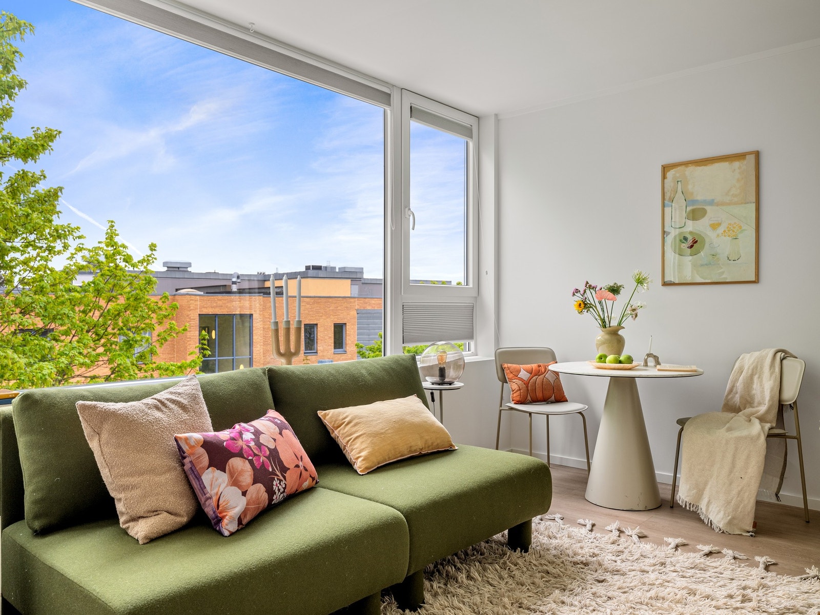 Dette er en innbydende og moderne 1-roms leilighet sentralt på Teisen. Galleribilde
