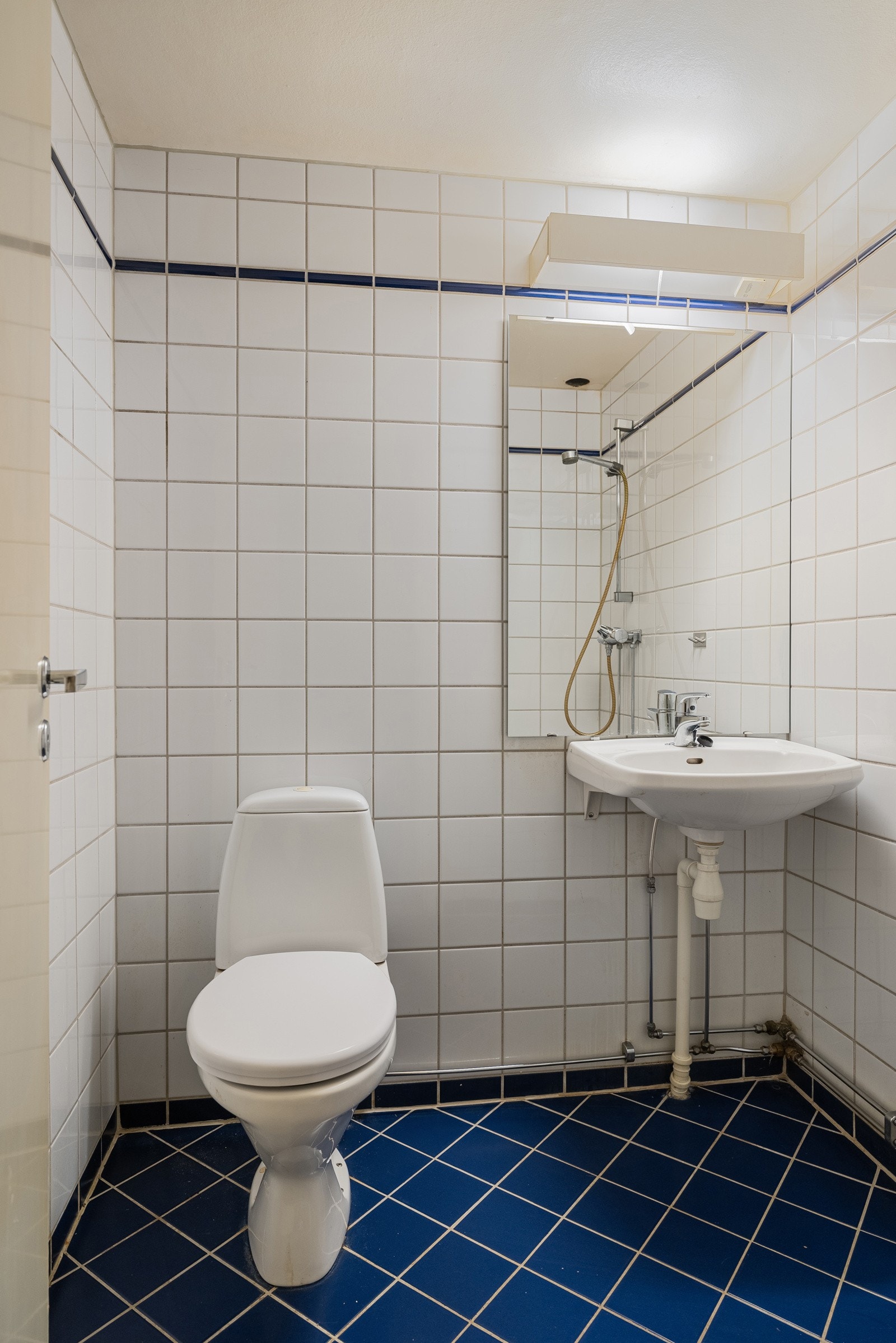 Flislagt baderom med elektriske varmekabler i gulv og mekanisk avtrekk. Galleribilde