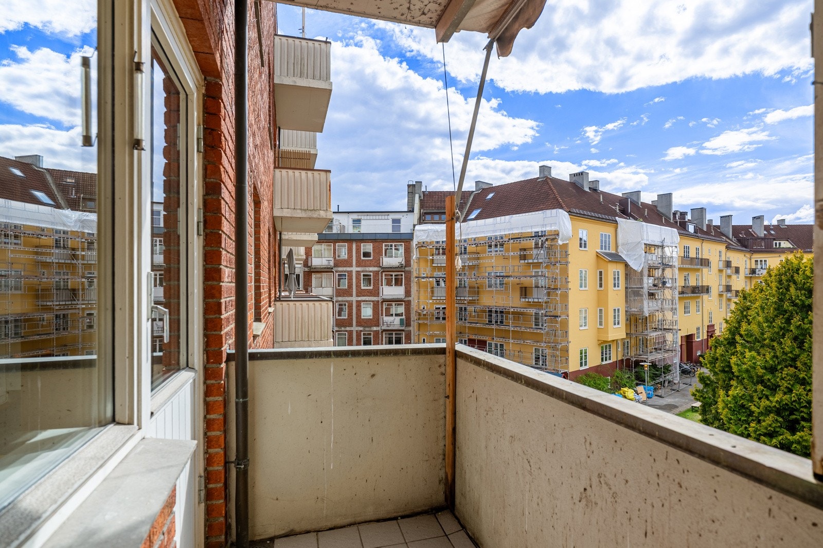 Fra stuen har du utgang til en solrik vestvendt balkong på ca. 4,3m². Galleribilde