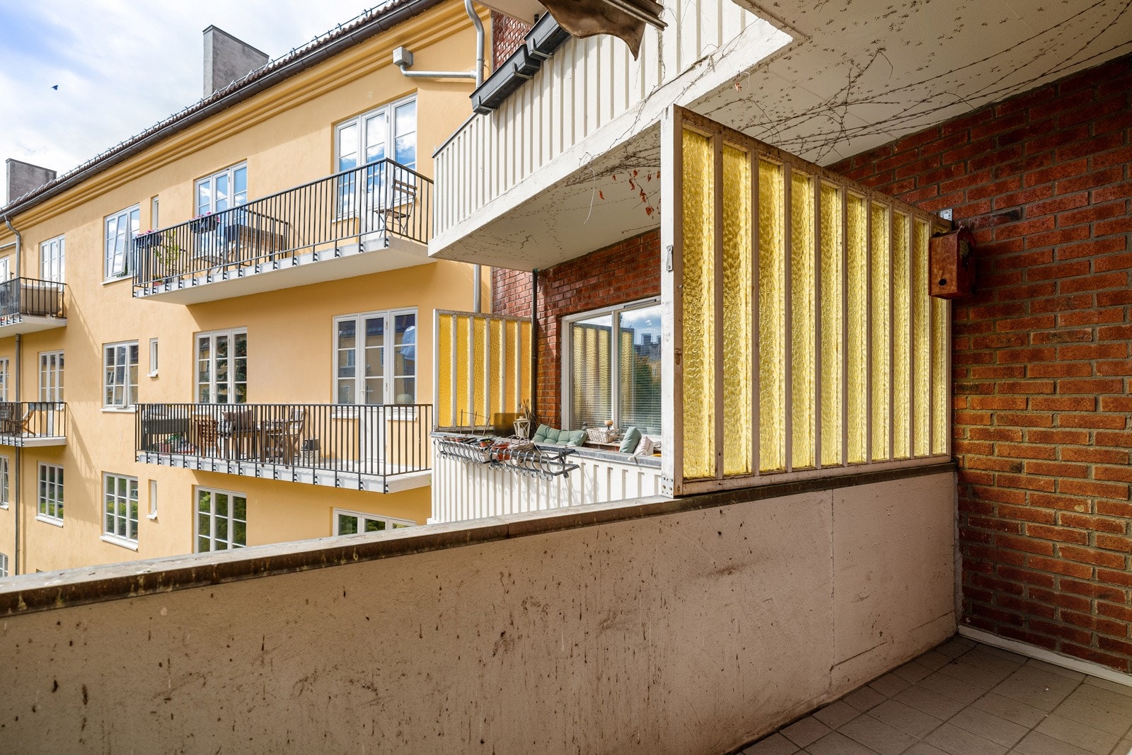 Balkongen er overbygget og har støpt betongdekke belagt med fliser. Galleribilde