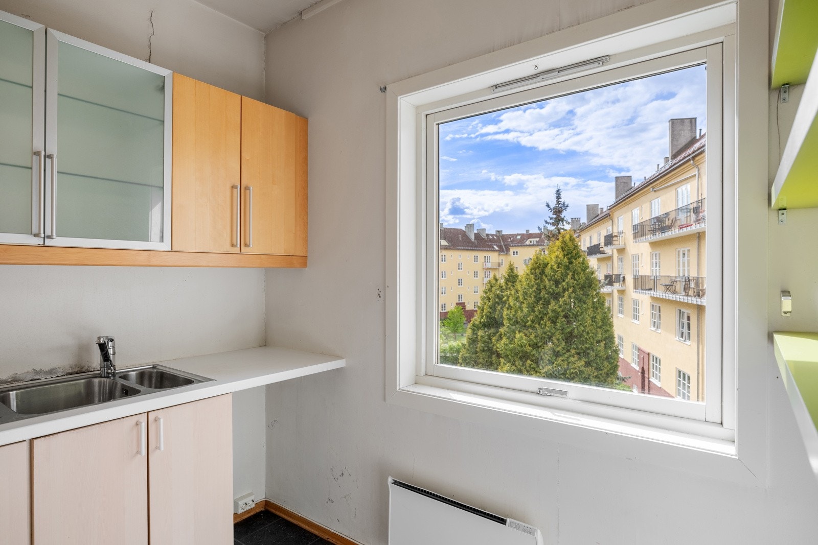 Innredningen har glatte fronter og laminert benkeplate med nedfelt oppvaskkum. Galleribilde