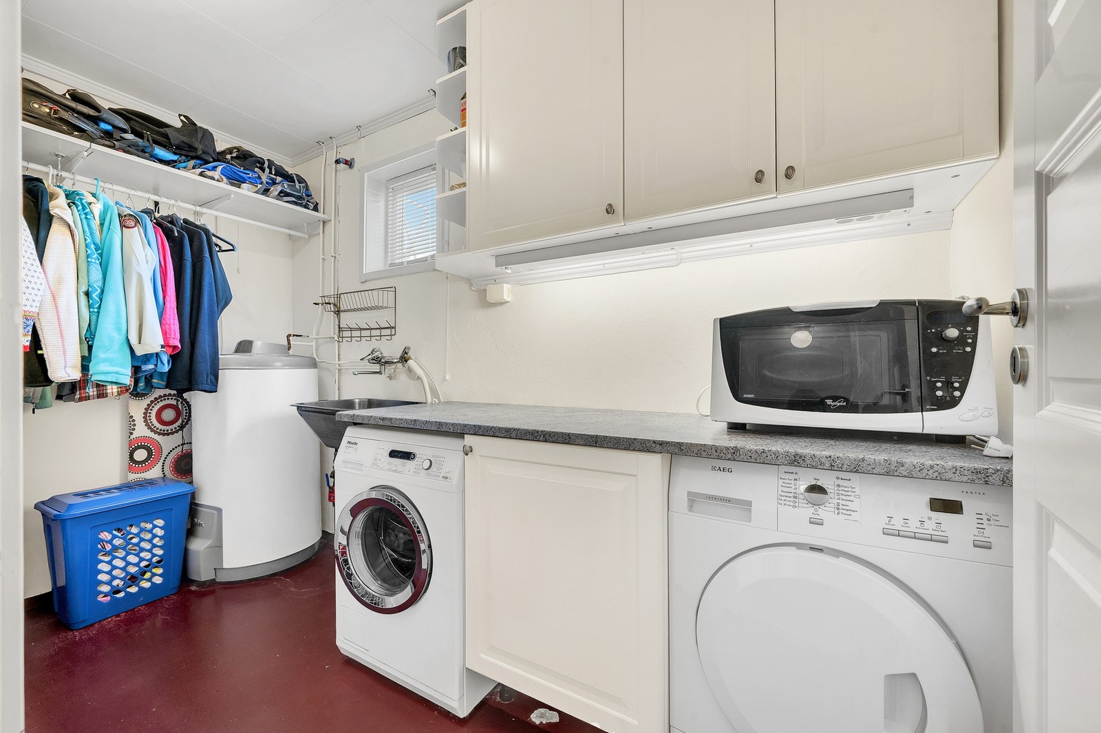 Separat vaskerom med laminert benkeplate, utslagsvask og opplegg for vaskemaskin. Foto: H5 Galleribilde