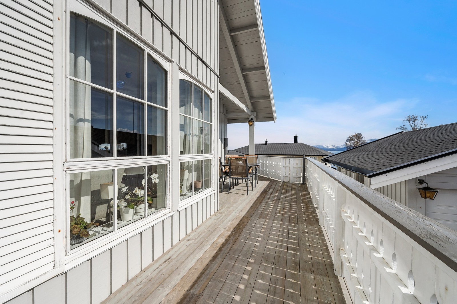 Verandaen utenfor stuen er delvis overbygget og har god plass til en sittegruppe. Foto: H5 Galleribilde