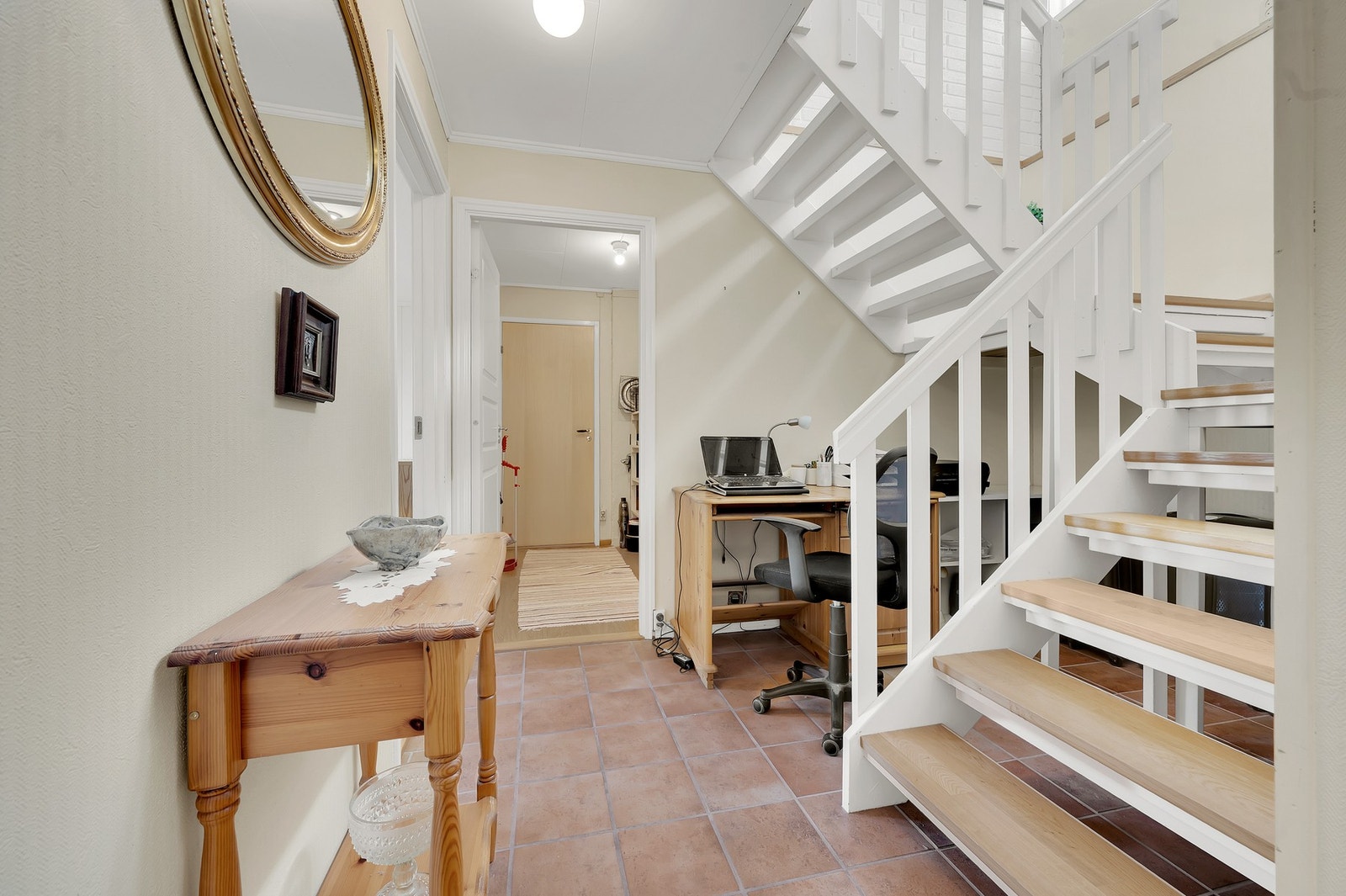 Den malte tretrappen med parkett i trinnene leder ned til underetasjen. Foto: H5 Galleribilde