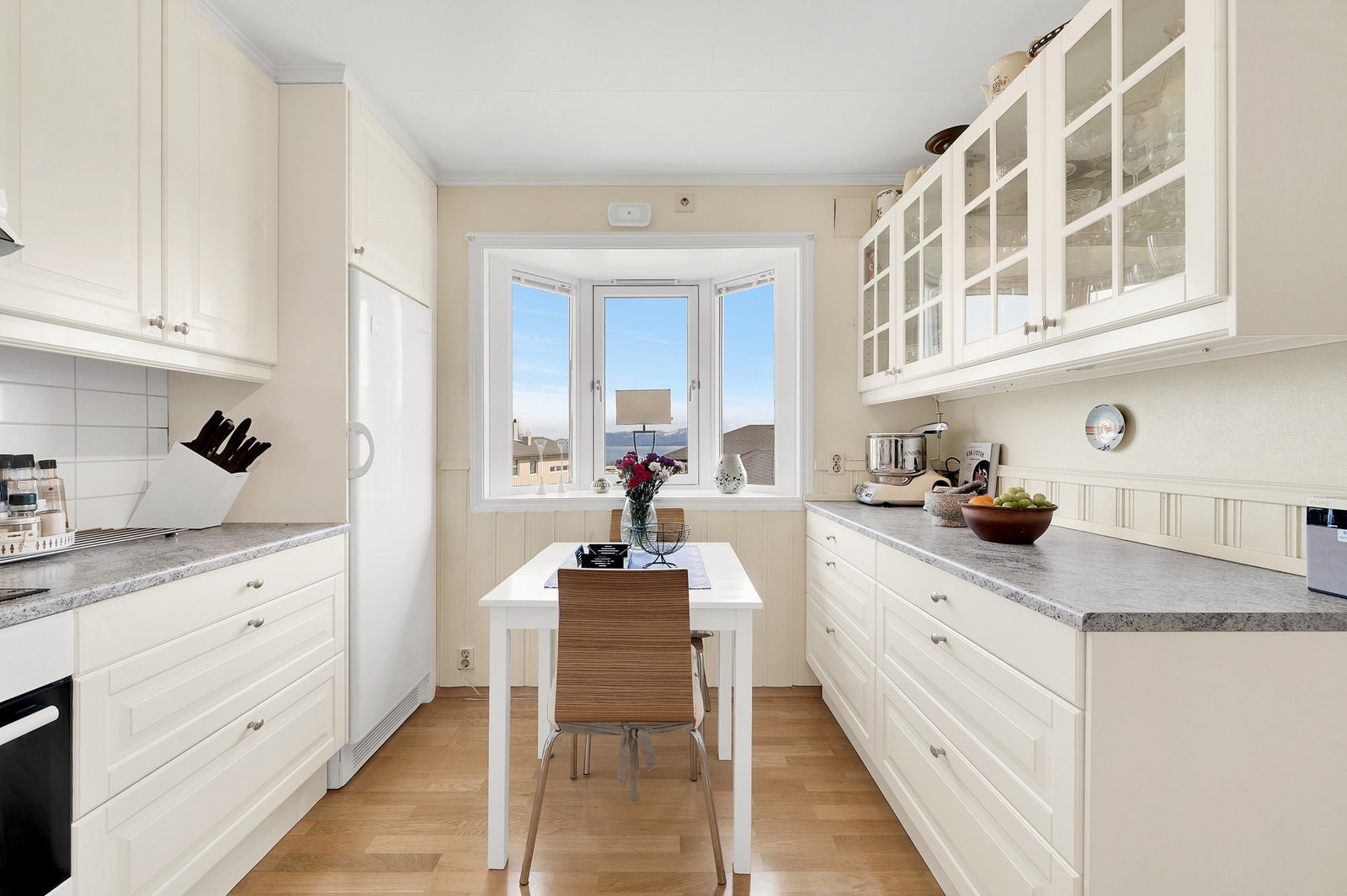 Ved kjøkkenvinduet er det en hyggelig spiseplass for både frokost og kvelds. Foto: H5 Galleribilde
