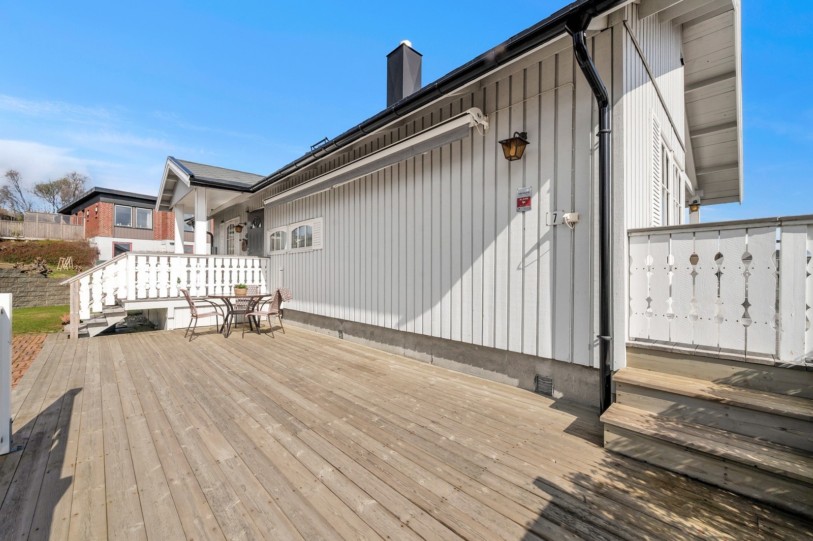 Store terrasser i impregnerte materialer gjør at du kan nyte fine sommerdager med grilling og kos utendørs. Eiendommen har gode solforhold. Foto: H5 Galleribilde