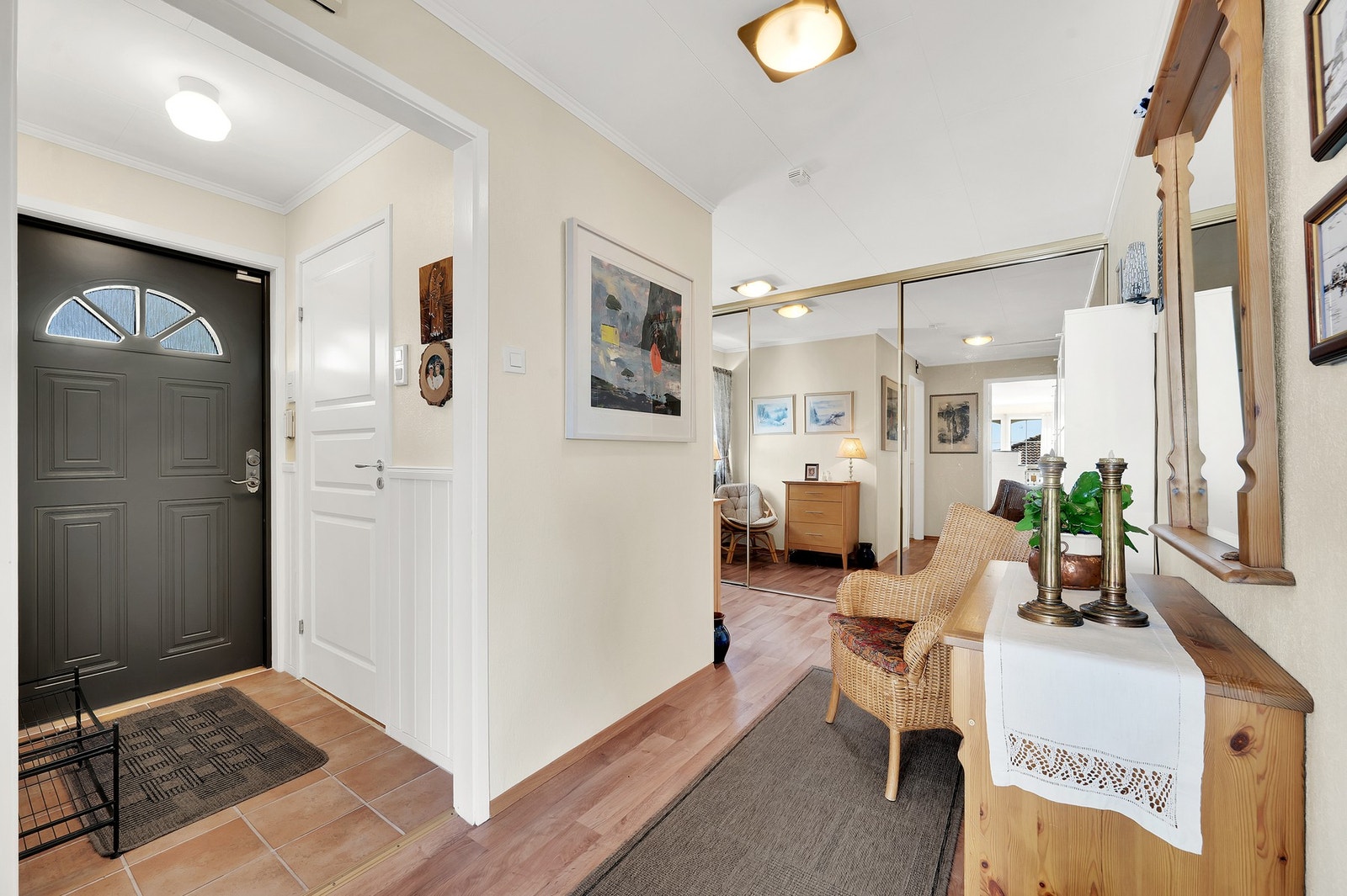 Velkommen inn! Romslig entré hvor det er god plass til oppbevaring. Tidligere var det soverom innerst i entré hvor skydedørsgarderobe nå er etablert. Foto: H5 Galleribilde