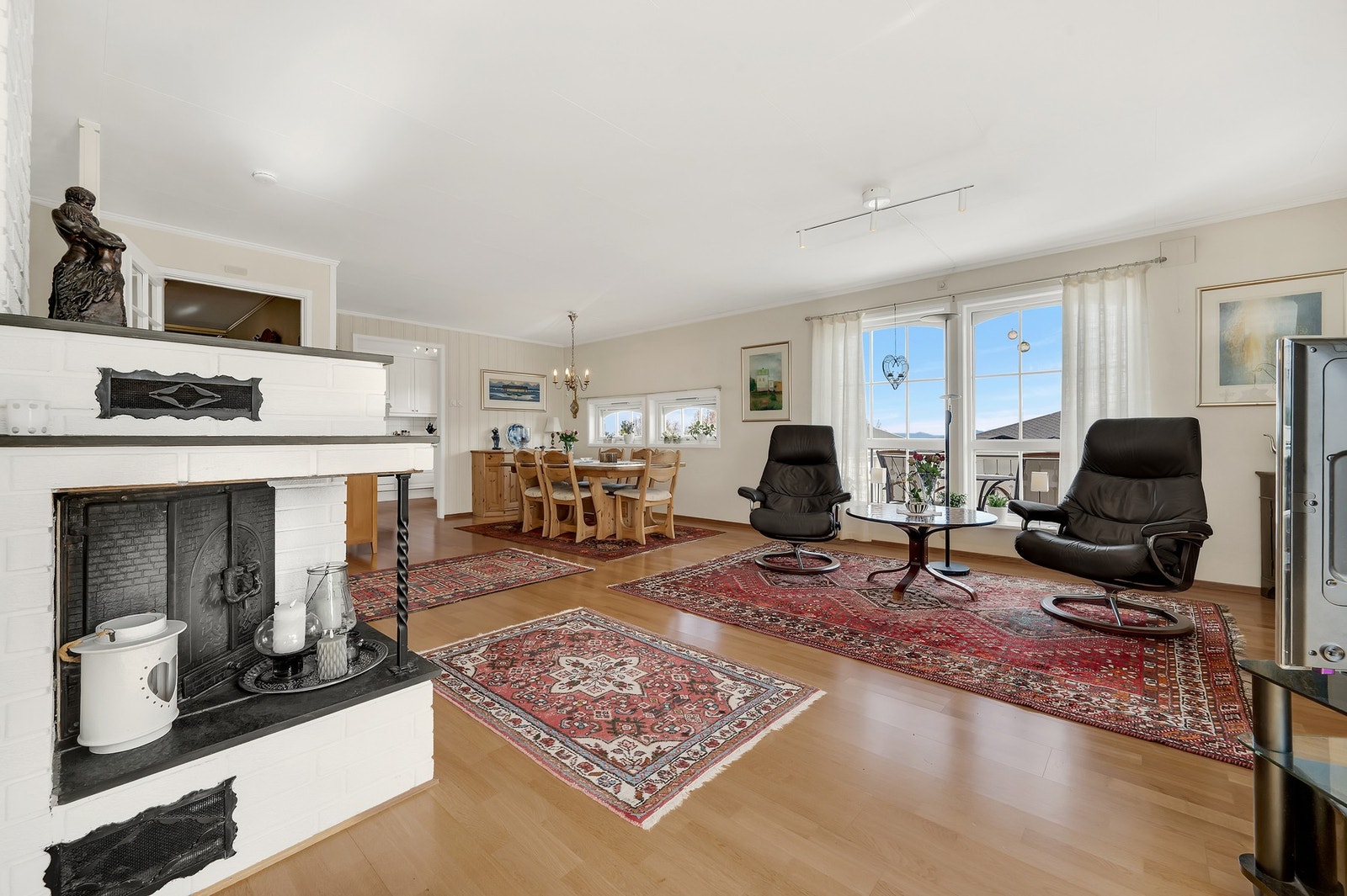 Solid peis er koselig på kjølige kvelder, det er også satt inn varmepumpe. Fra stuen er det direkte utgang til verandaen. Foto: H5 Galleribilde