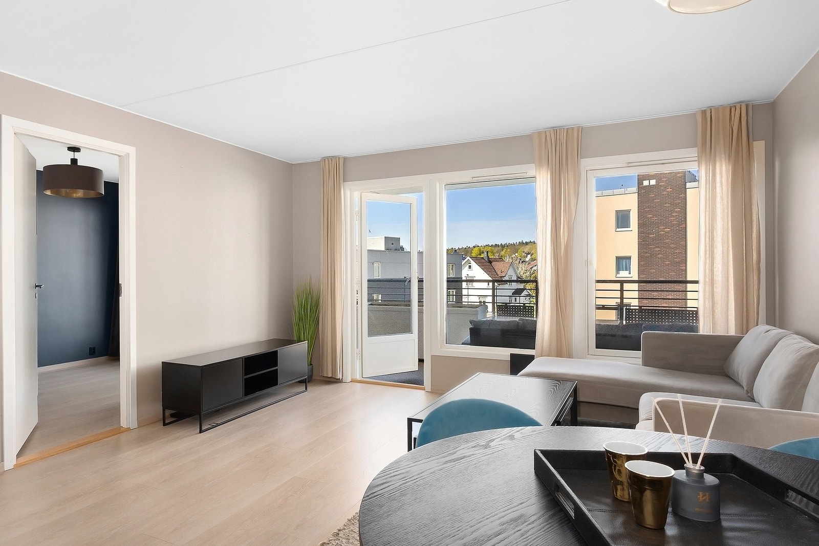Leiligheten ligger fint til i byggets 2. etasje og byr på en praktisk planløsning Galleribilde