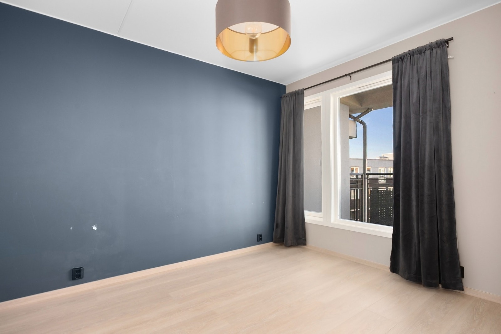 Soverommet er av god størrelse og har plass til både dobbeltseng og nattbord. Galleribilde