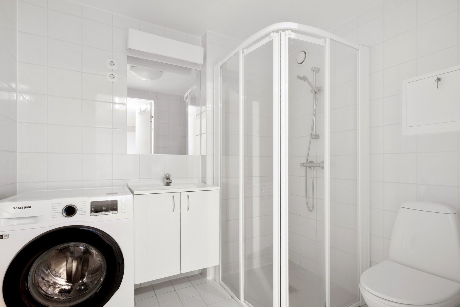 Badet er innredet med servant med tilhørende innredning, toalett, dusjkabinett samt opplegg for vaskemaskin. Galleribilde