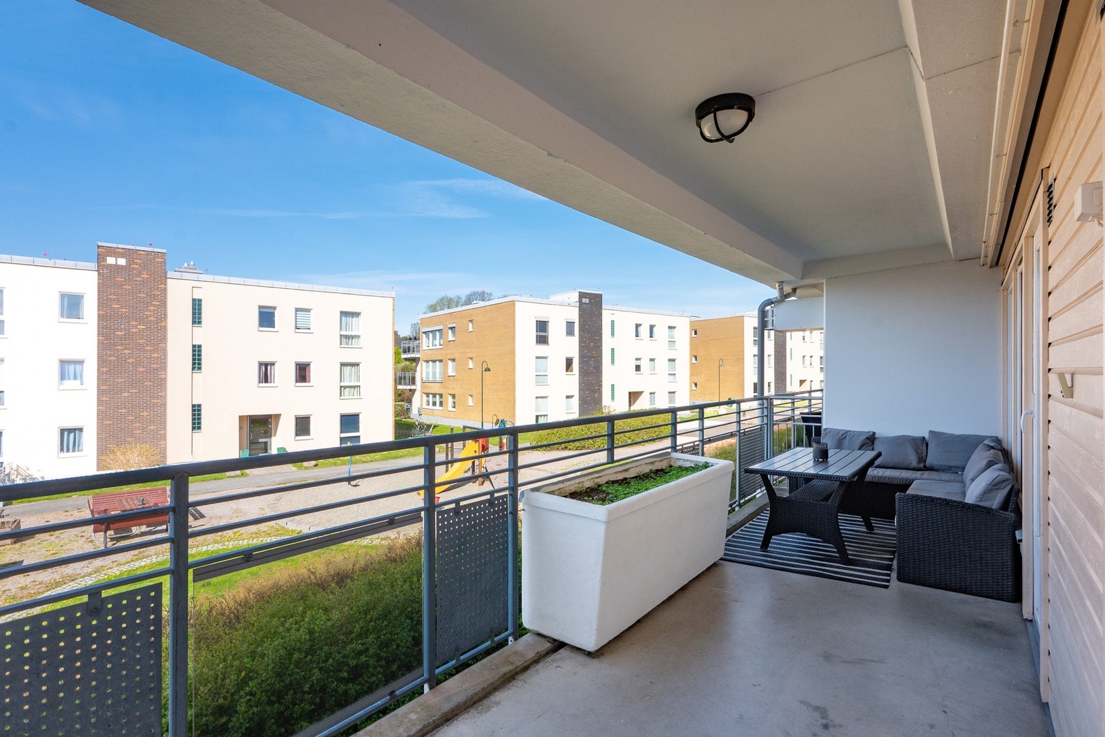 Romslig balkong på ca. 15 m² med god plass til utemøbler, grill og sosiale soner. Galleribilde