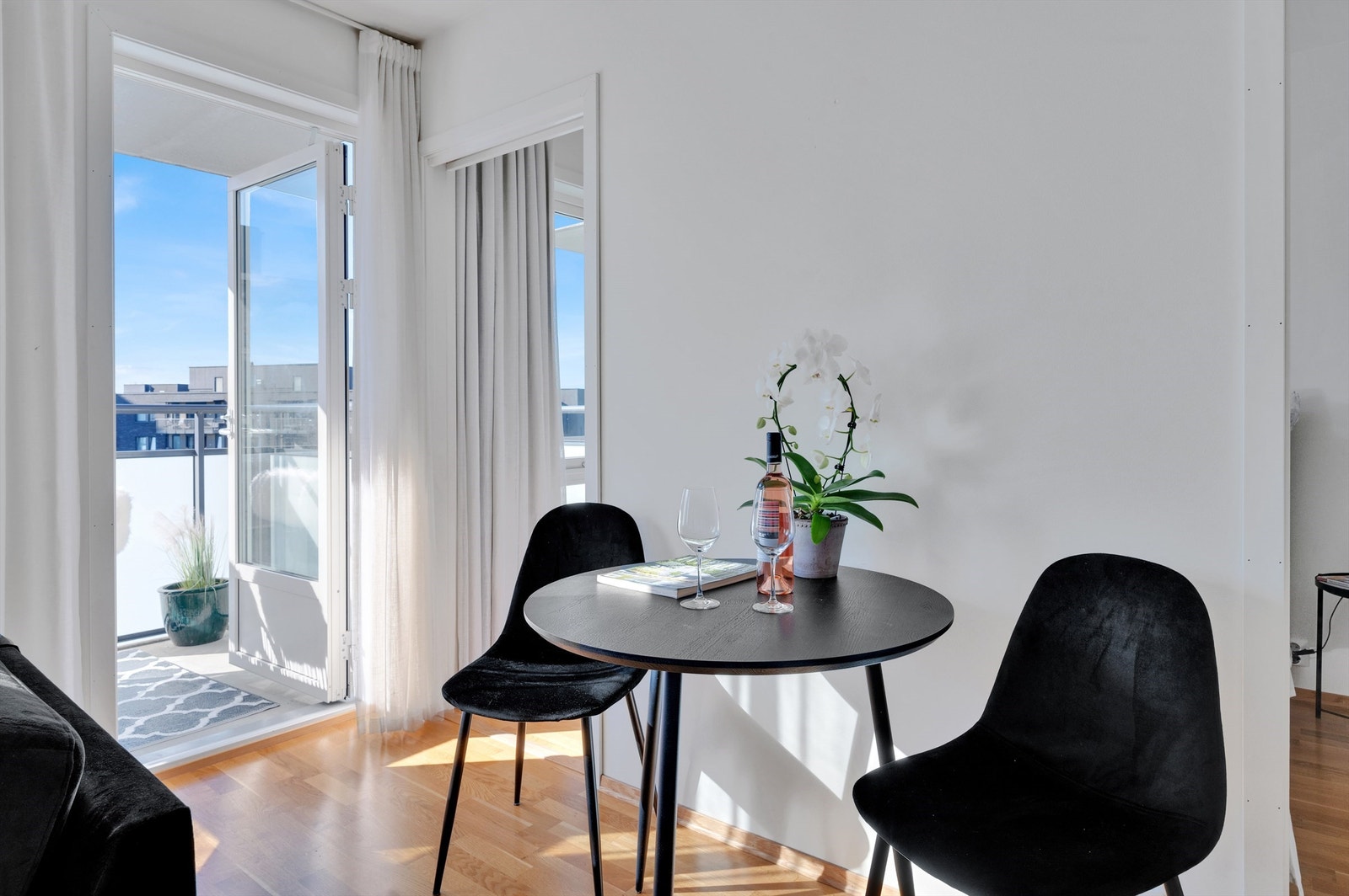 Innbydende stue med åpen kjøkkenløsning, med plass til både spisebord og komfortabel møblering. Galleribilde