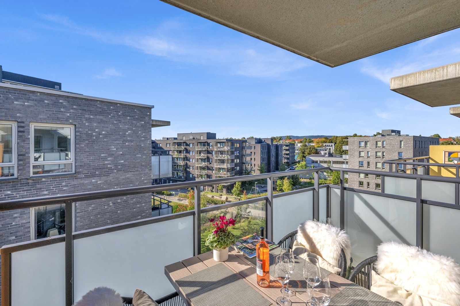 Fra 6. etasje har man fint utsyn over fellesområdene og grøntarealene ved Hovinbekken. Galleribilde