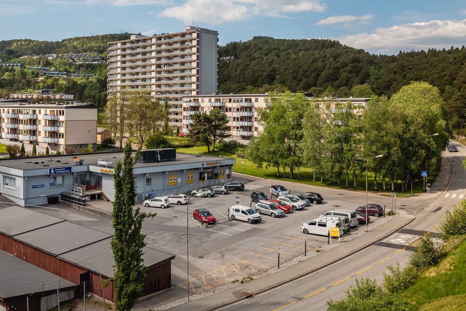På borettslagets tomt finner man både nærbutikk, tannlege, frisør og fotograf. Det er knappe 3 minutters gange fra egen inngangsdør til nærmeste busstopp. Galleribilde