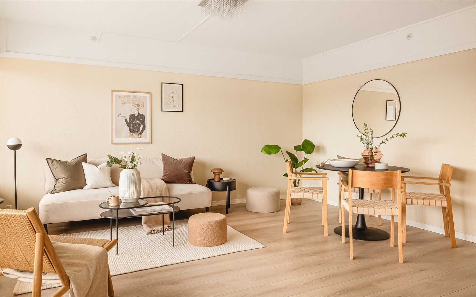 I stuen er det plass til innredning av både sofagruppe og spisebord. Galleribilde