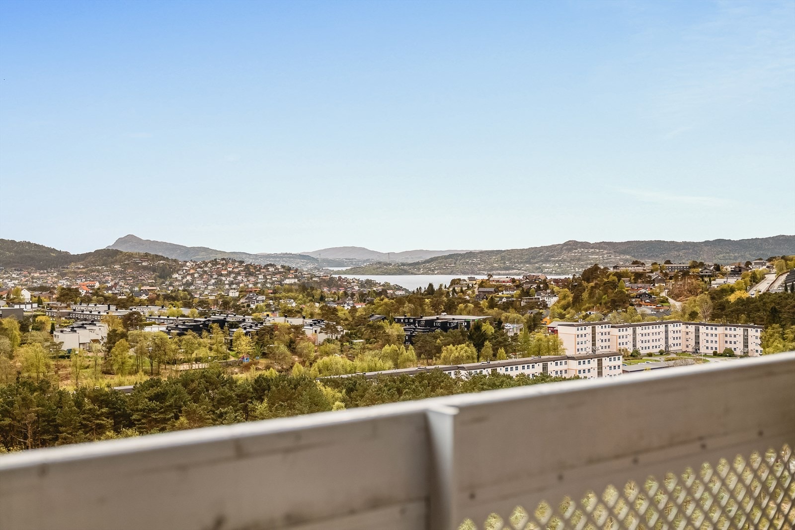 Leiligheten ligger i byggets øverste etasje og kan skilte med vidstrakte sol- og utsiktsforhold - her bor man bokstavelig talt på toppen av Åsane. Galleribilde