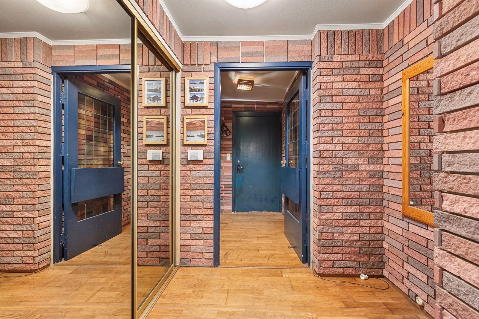 Velkommen hjem! Entré/hall med plass for yttertøy i skyvedørsgarderobe Galleribilde