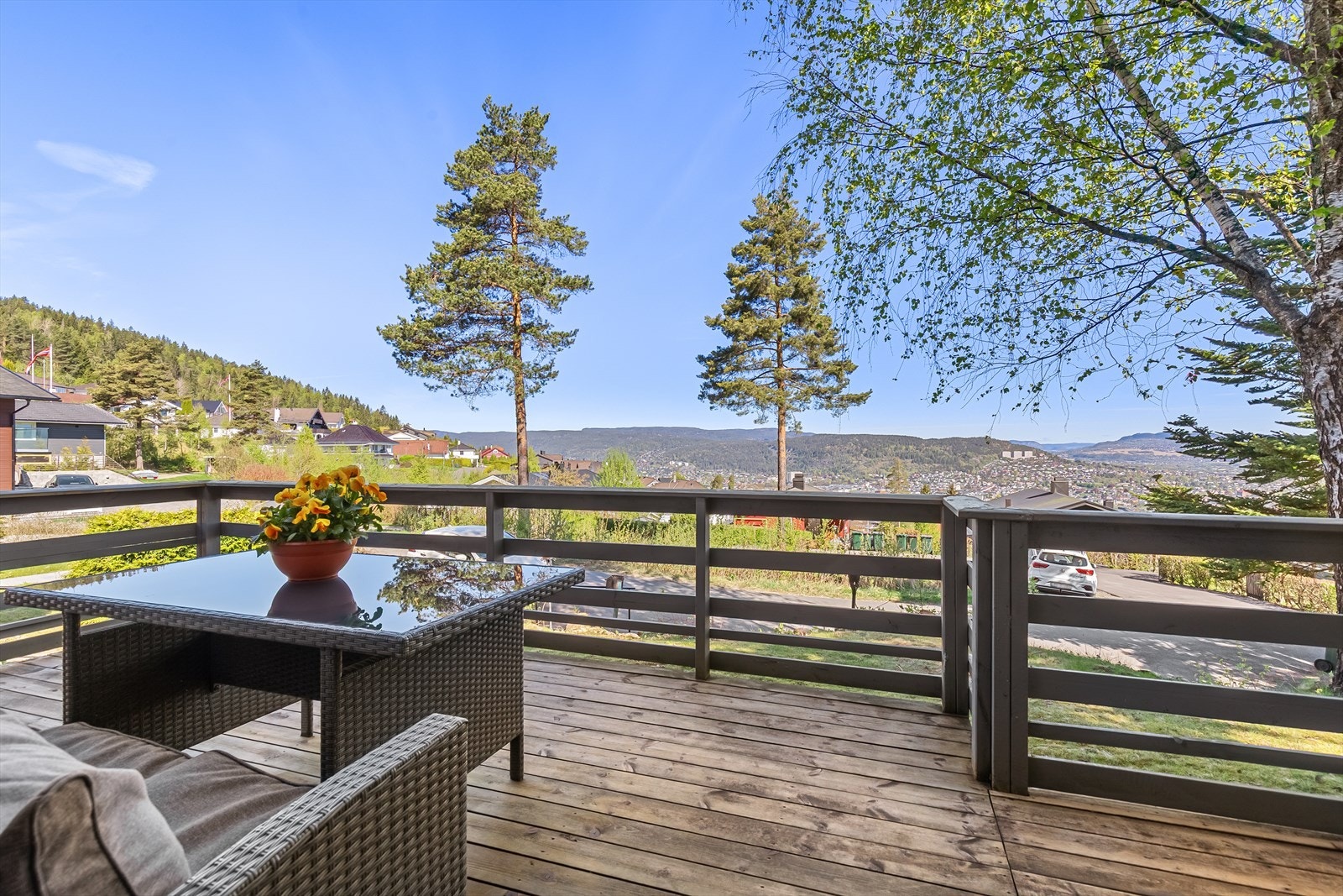 Her kan du nyte flott utsikt mot byen og fjorden Galleribilde