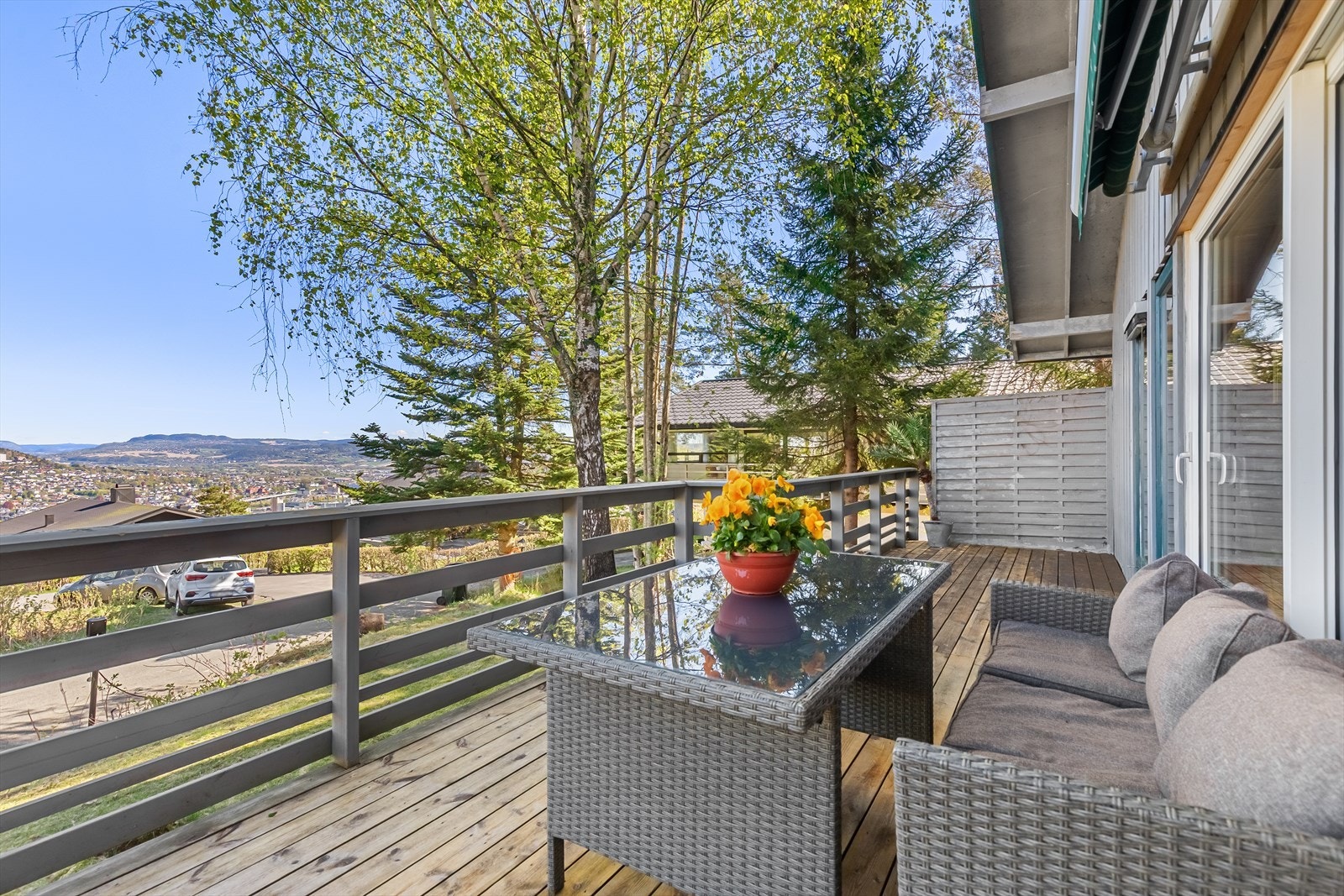 Fin terrasse med markise Galleribilde