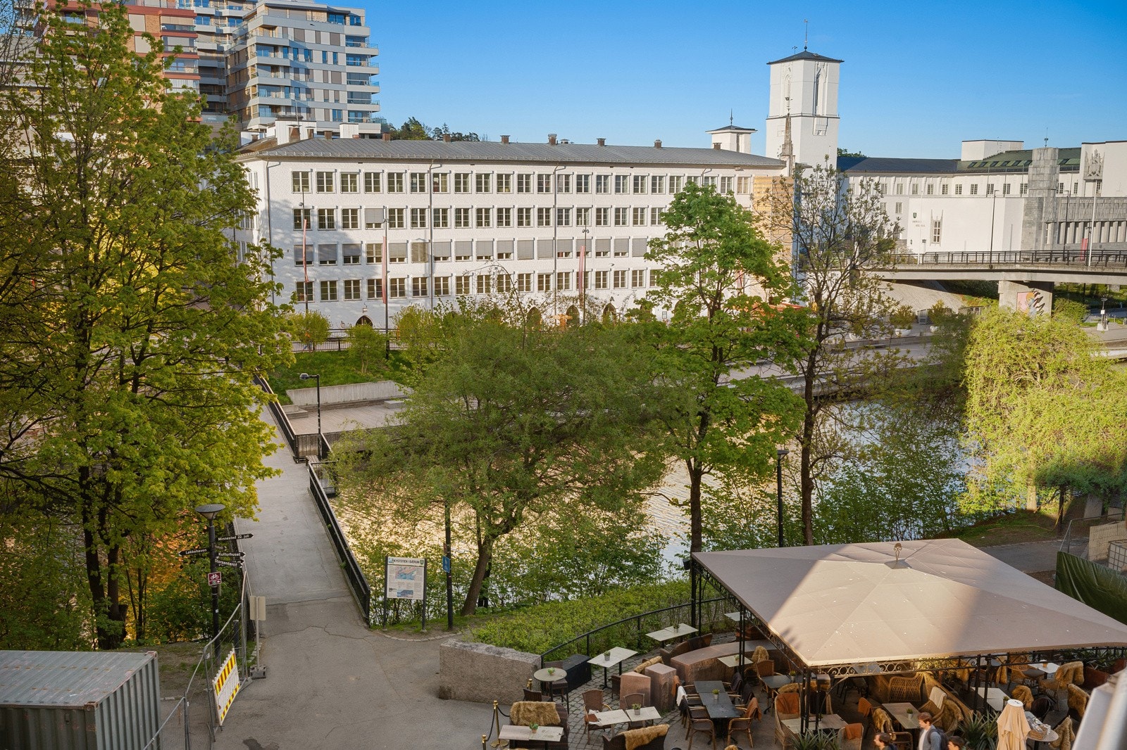 Balkongen byr på flott utsikt mot Sandvikselva. Galleribilde