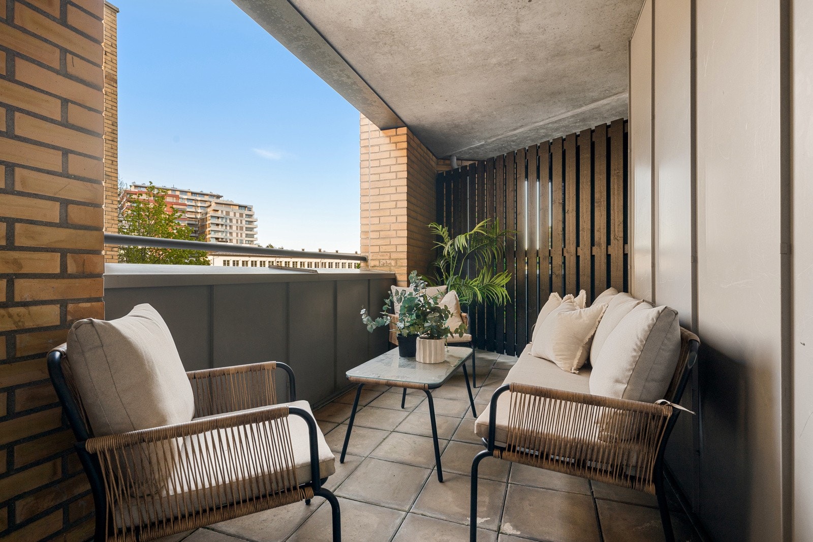 Stor terrasse på ca. 10 kvm med god plass til utemøblement og grill. Galleribilde