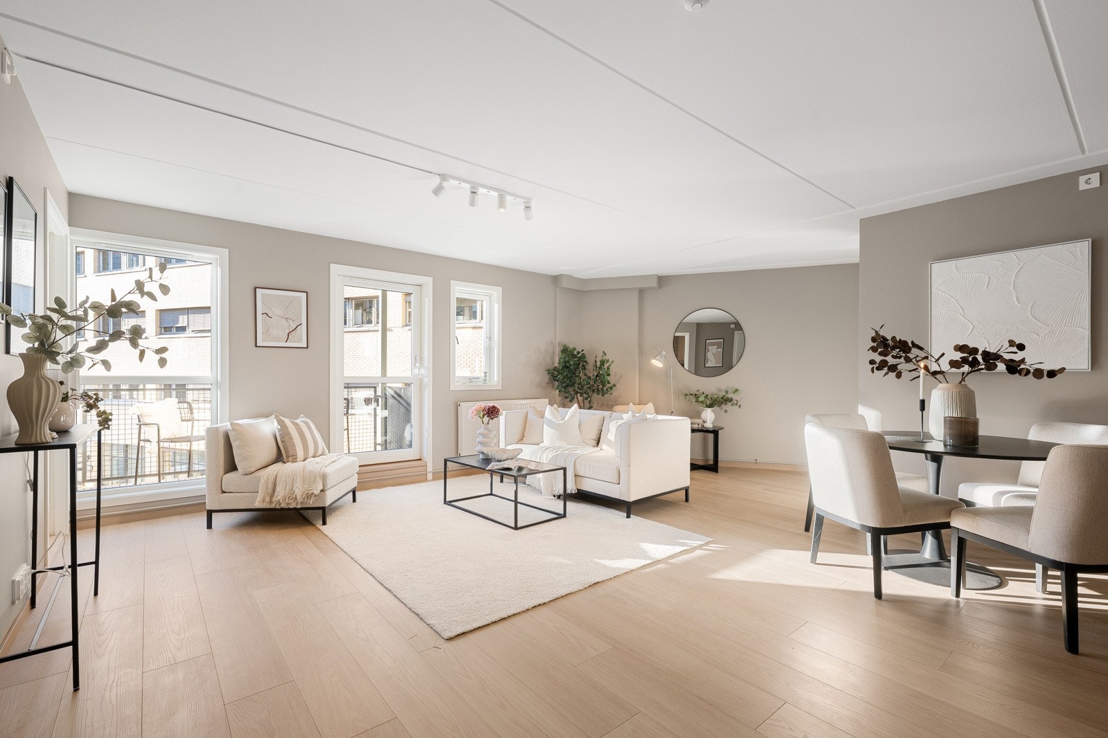 Her har vi gleden av å presentere en moderne og innbydende 3-roms leilighet som ble pusset opp i 2026. Galleribilde