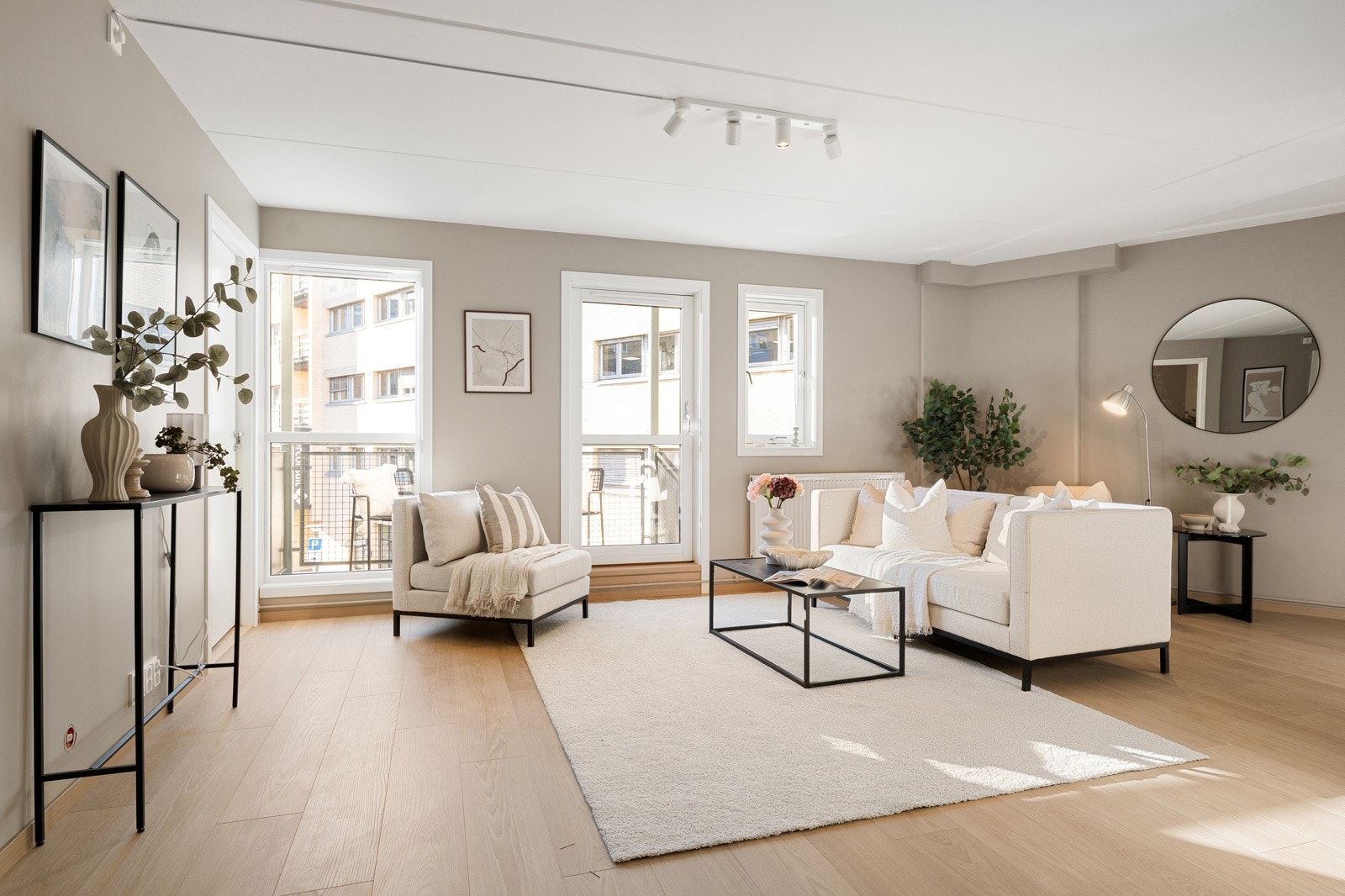 Romslig og lys stue med gode møbleringsmuligheter. Galleribilde