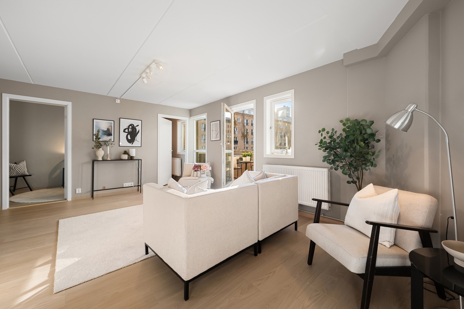 Her er det god plass til sofagruppe med tilhørende møblement. Galleribilde