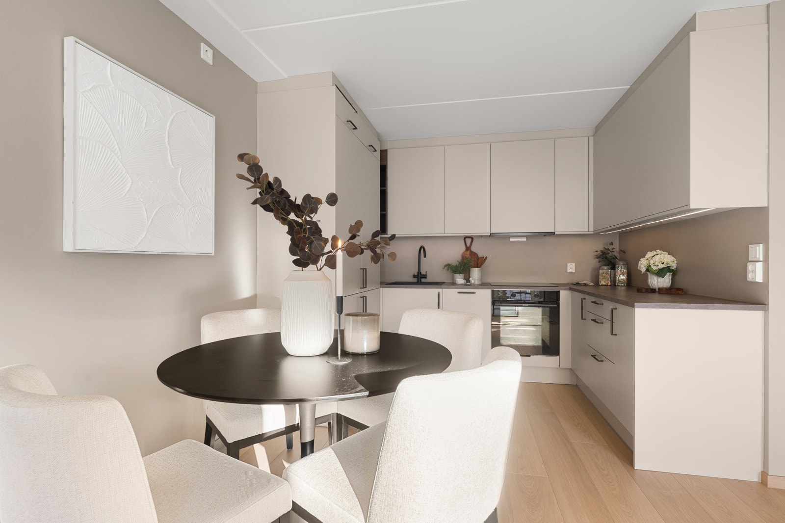 Stilrent norskprodusert kjøkken fra Mesterkjøkken med glatte fronter og laminat benkeplate med skyllekum og ettgreps blandebatteri. Galleribilde