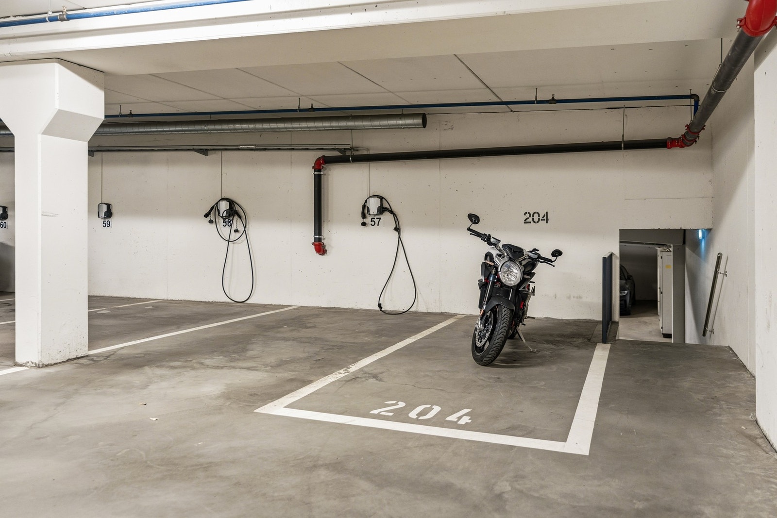 Det er mulig å leie parkeringsplass til motorsykkel av garasjesameiet Galleribilde
