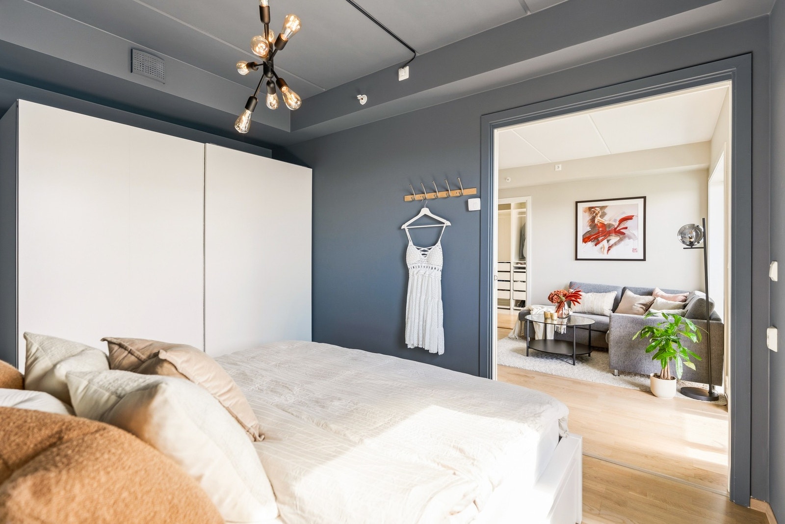 Soverommet har plass til dobbeltseng med nattbord, samt en romslig garderobe. Galleribilde