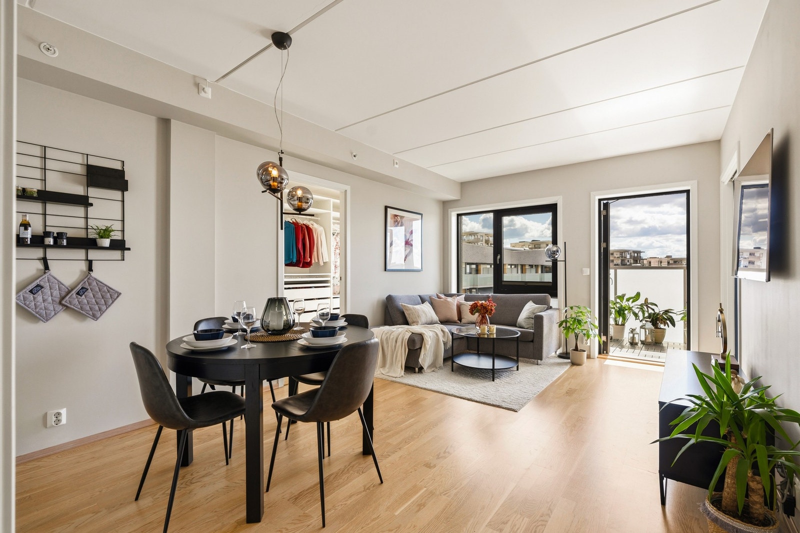 Stuen oppleves som lys og romslig med store vindusflater som slipper inn rikelig med lys Galleribilde