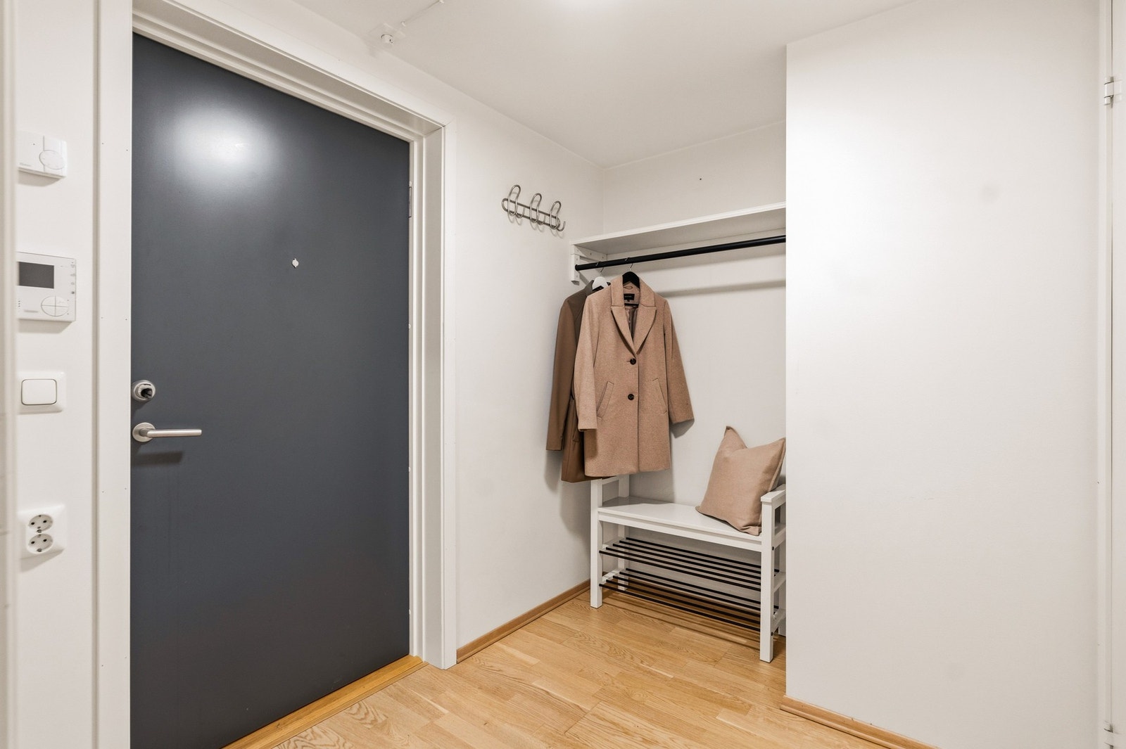 Velkommen hjem! Her blir du møtt av et lyst og innbydende inngangsparti. Galleribilde